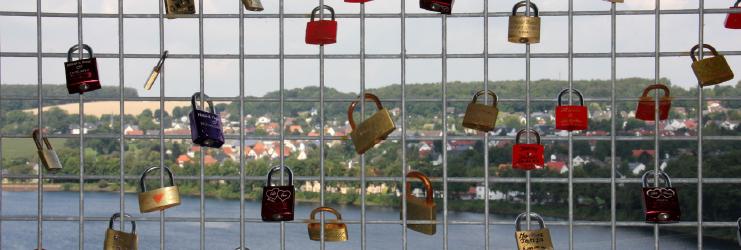 bridge-love-castle-toy-padlock-art-1346963-pxhere.com.jpg